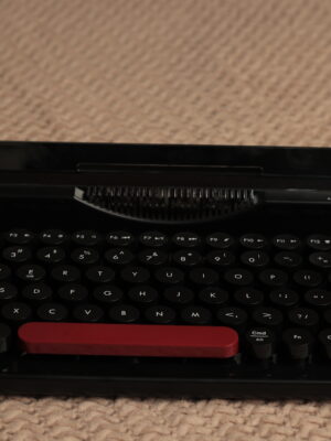 ADSH1703 كليك Vintage Keys 🧸⌨️- اسود